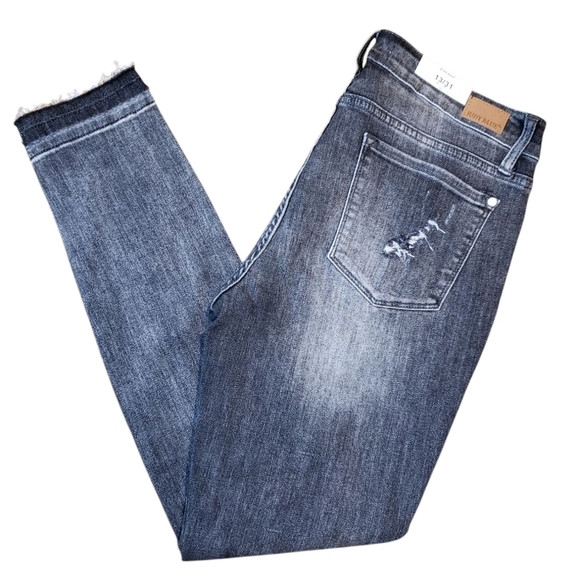 Judy Blue Balck Distressed Skinny Jeans 13/31 NWT - Picture 1 of 7